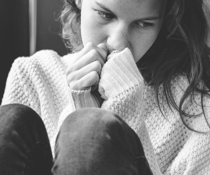 Mujer aislada con signos de depresión