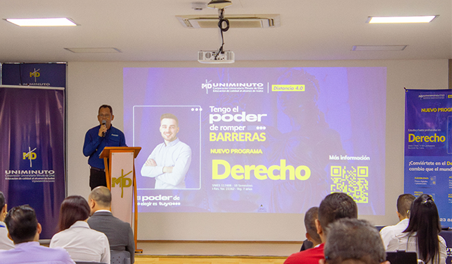 Subdirector académico Jose Alberto Cristancho en tarima