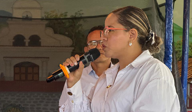 Coordinadora CU Mitú Dra. Indira Valencia realizando intervención durante el evento