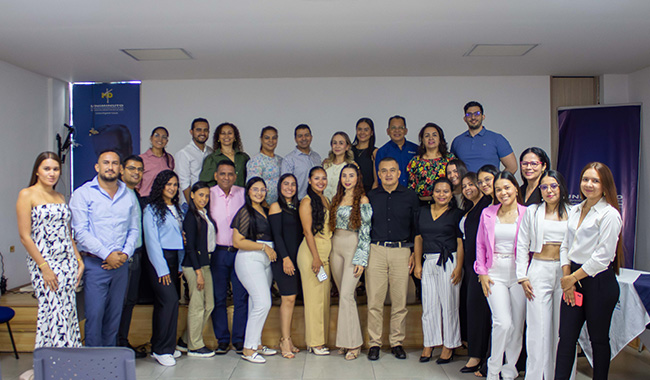 Foto grupal de estudiantes y docentes de posgrados de UNIMINUTO Cúcuta que participaron en el IX Coloquio de Posgrados sobre Inteligencia Artificial.