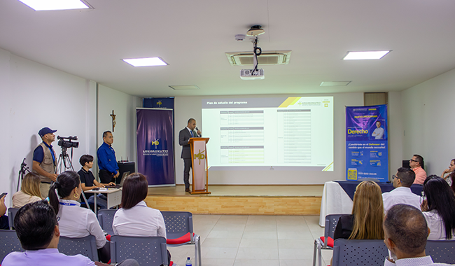 Rector Carlos Alberto Pabón Meneses realizando presentación del Programa de Derecho