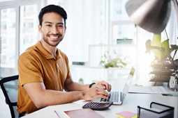 Hombre digitando en computador portátil 