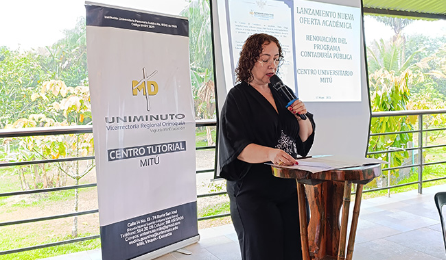 Vicerectora Administrativa y Financera Rectoría Oriente Mg. Magda Barrios, realizando su intervención durante el evento de lanzamiento