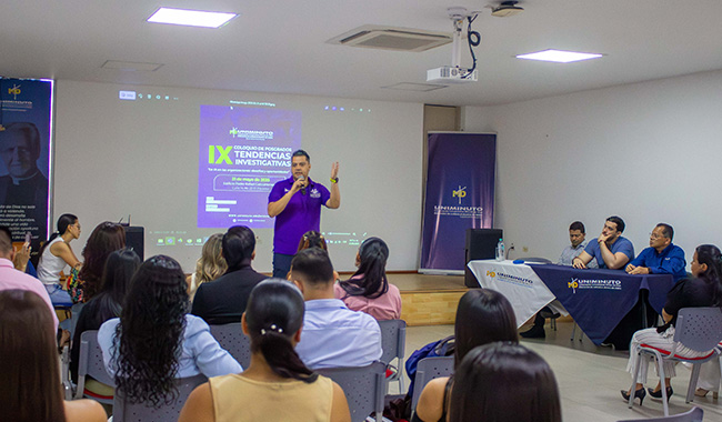 El Mgtr. Miguel Eduardo Posada Haddad, consultor en tecnología e innovación, presenta su ponencia dirigiéndose al público del coloquio.
