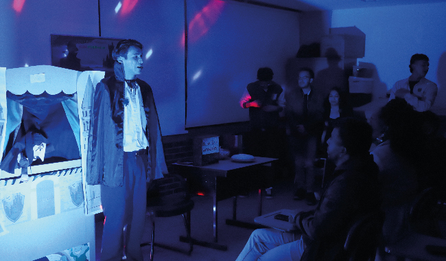 Muestra cultural de estudiantes por medio de títeres y actuación