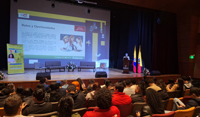 Estudiantes en el Teatro Minuto de Dios - Mujeres en la Ciencia 