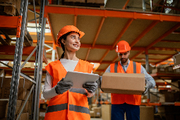 Dos trabajadores mujer hombre en fábrica