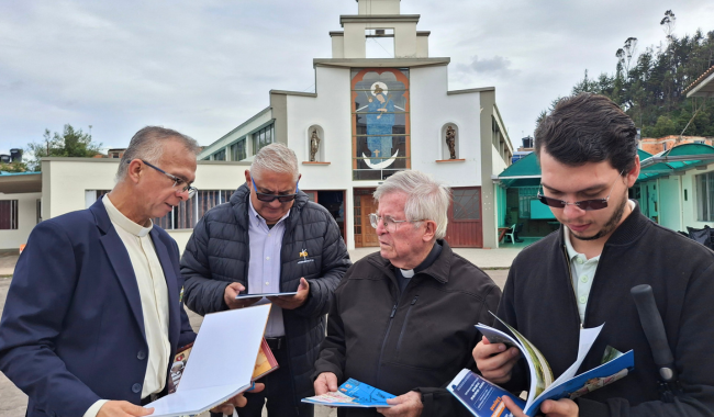 Directivos de UNIMINUTO con el rector del Colegio Seminario Menor Diocesano