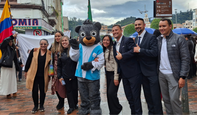 Directivos en el desfile en el Parque Julio Florez