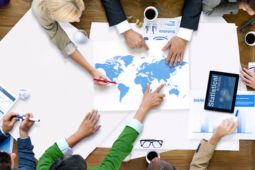 Plano de manos sobre una mesa de trabajo en sala de reunión