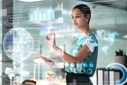 Mujer seleccionando en pantalla digital