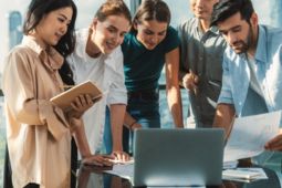 Personas organizando ideas en computador