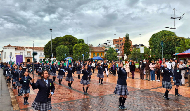 Estudiantes en el desfile en el Parque Julio Florez