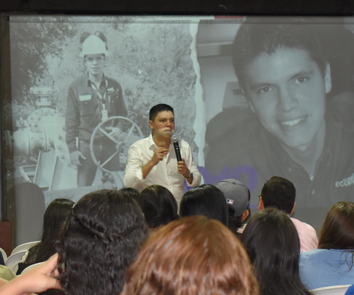 Felipe López durante su charla frente a estudiantes UNIMINUTO en el marco de EXPOUNIMINUTO 20253