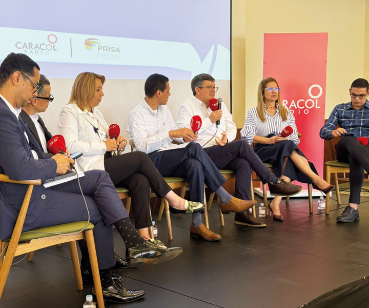Rectores de las principales universidades del Tolima durante el panel sobre los desafíos y transformaciones de la educación superior.4