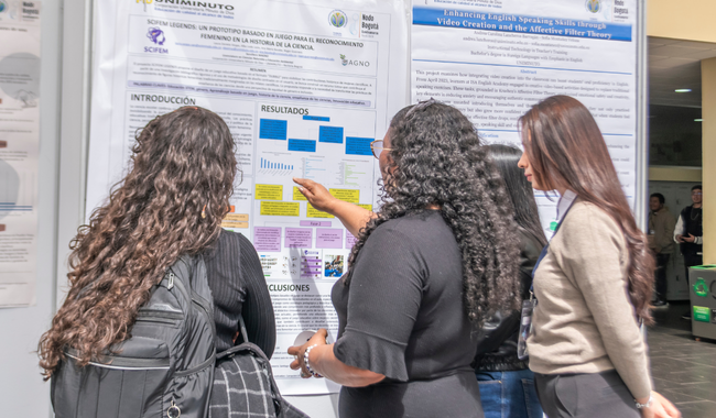 Estudiantes visitando el Stand de los proyectos de investigación
