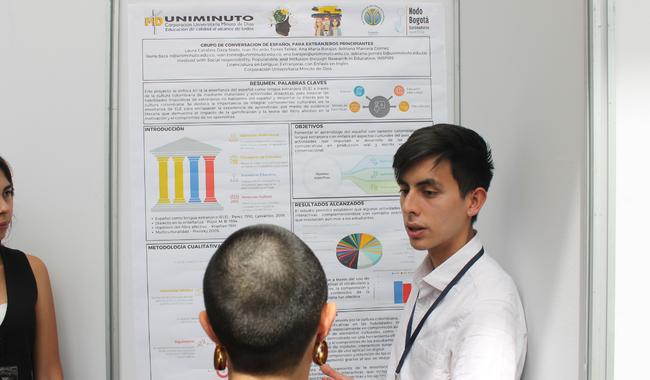 Estudiante en exposición de proyecto de investigación