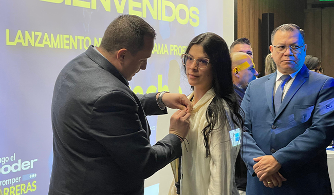 Acto simbólico, entrega de la cruz UNIMINUTO a los invitados especiales