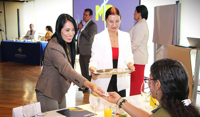 A los asistentes se les entregó la Cruz del Minuto de Dios, como símbolo de unión