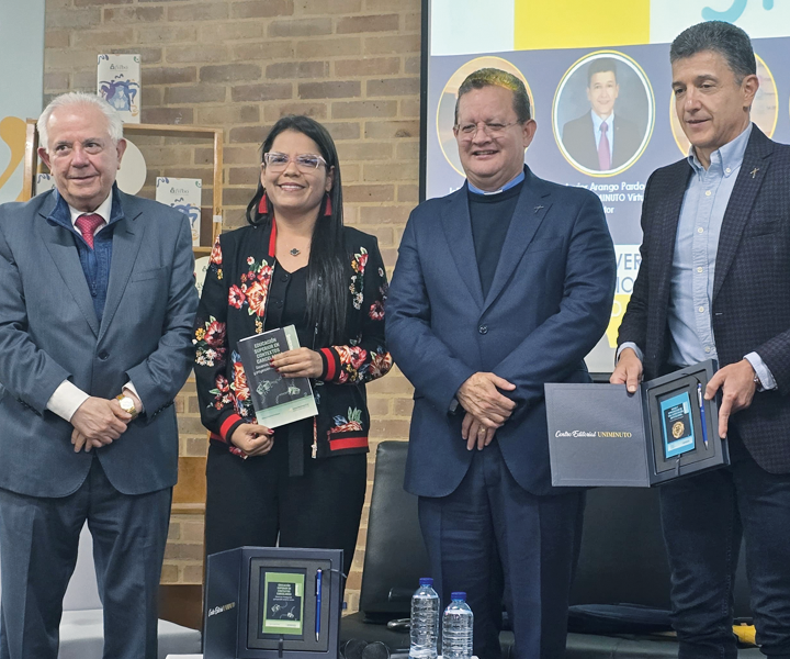 La docente Maureen Gutiérrez junto al padre Harold Castilla Devoz y otros autores del coleccionable Sinergya.