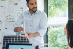 Profesor explicando a alumnos