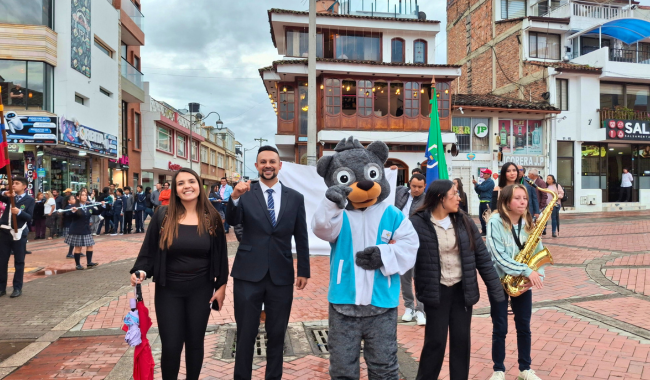Minu, directivos y estudiantes en el desfile en el Parque Julio Florez