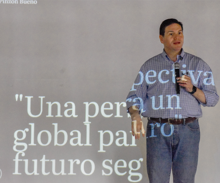 Juan Carlos Pinzón durante su conferencia en UNIMINUTO.