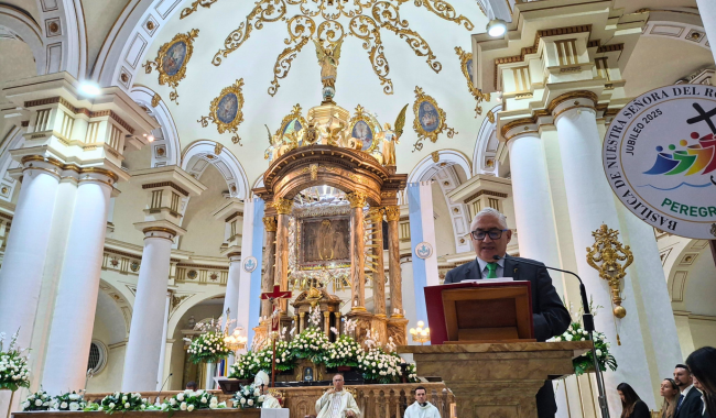 Rector Jefferson Enrique Arias dando su discurso en la Basílica de Nuestra Señora del Rosario