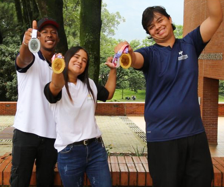 Nuestros 3 estudiantes mostrando sus medallas 