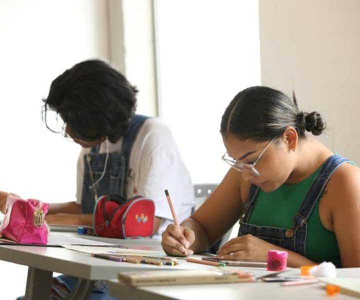 Estudiantes en salón de clases