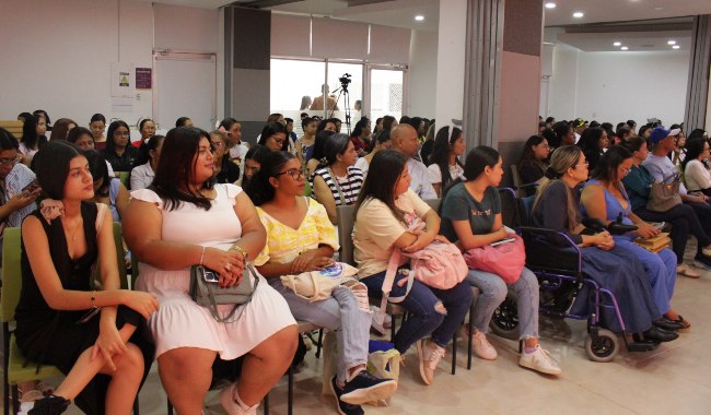 Foto de estudiantes, egresados y profesores que hicieron parte del espacio académico