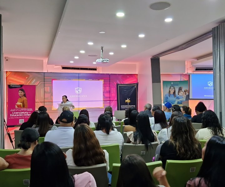 Foto de auditorio con público y ponente