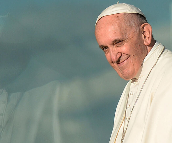 Papa Francisco sonriendo a la comunidad