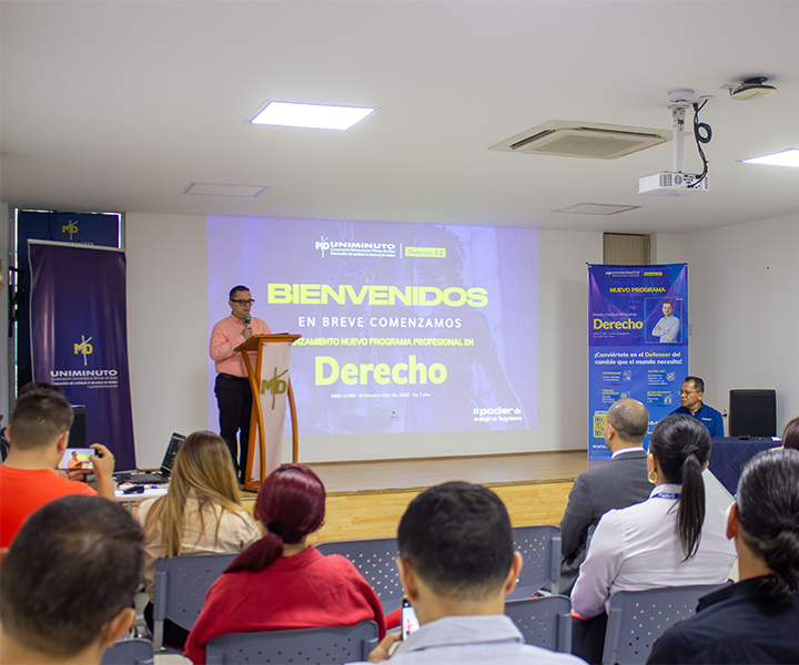 Rector Carlos Alberto Pabón Meneses realizando presentación del Programa de Derecho