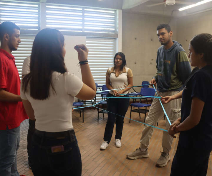 Estudiantes participando de actividad 