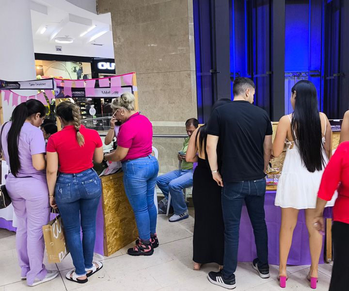 Público asistente a EXPOUNIMINUTO Feria Comercial - CC ACQUA - Ibagué