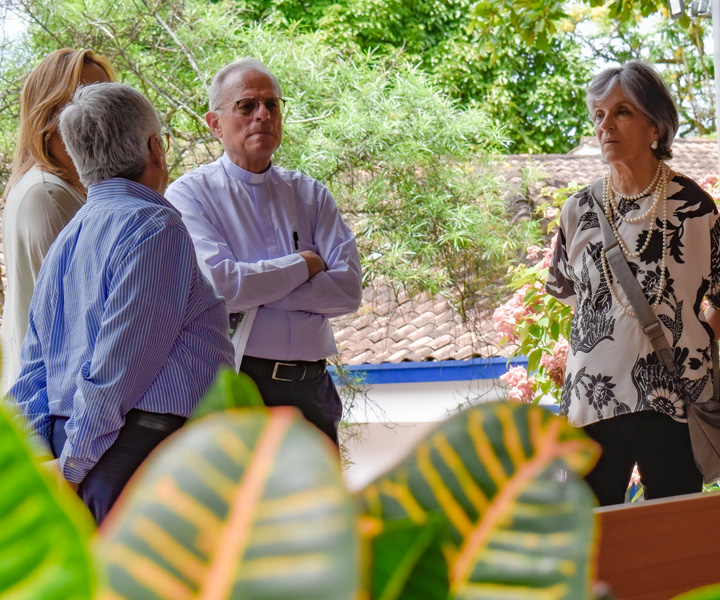 En la imagen Padre Camilo Bernal Hadad, la doctora María del Rosario Sintes, acompañados por el doctor Leónidas López y la rectora Carolina Tovar Torres, recorriendo los espacios académicos del Centro Universitario Ibagué2