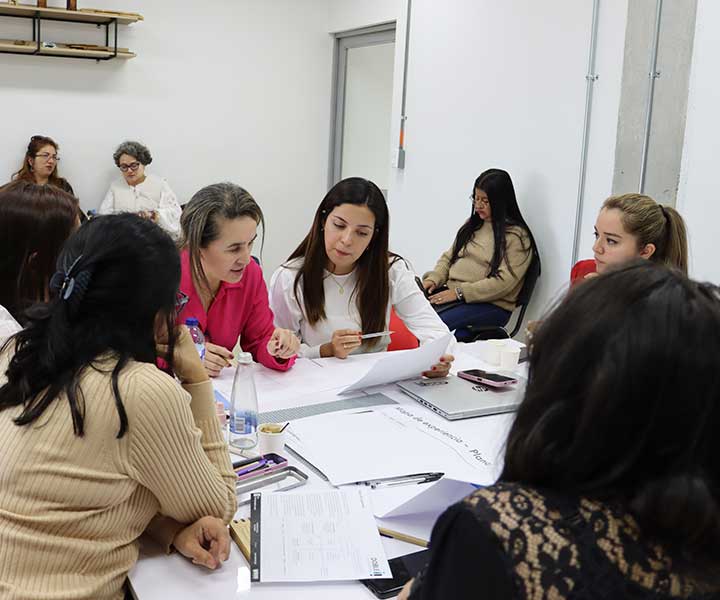 Actores de la comunidad educativa de UNIMINUTO prototipan soluciones 