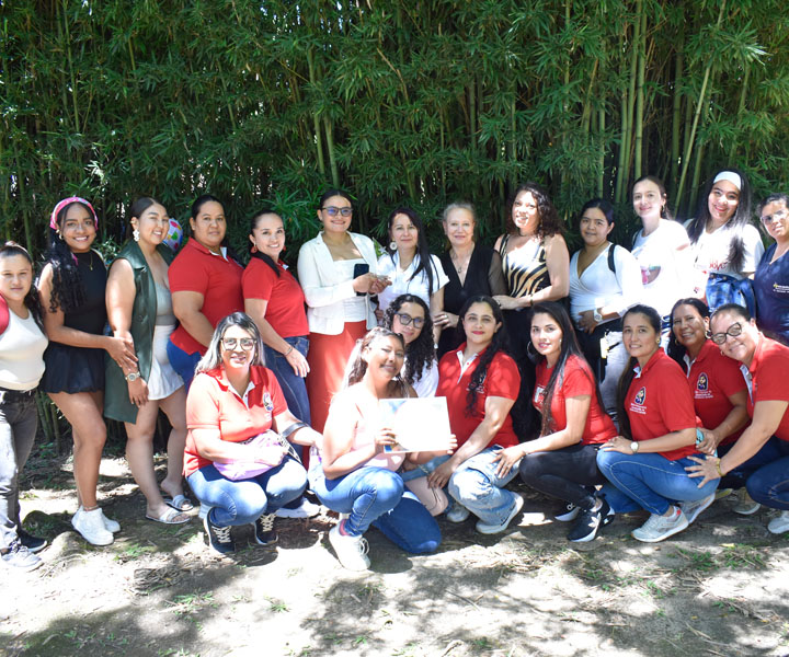Estudiantes del Programa de Licenciatura en Educación Infantil y algunas de sus docentes UNIMINUTO. 4