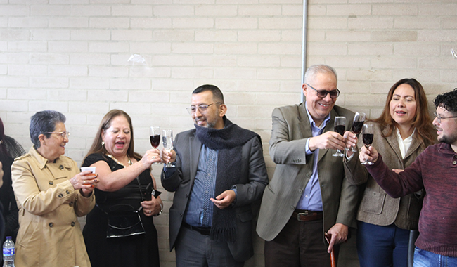 Personas brindando con vino