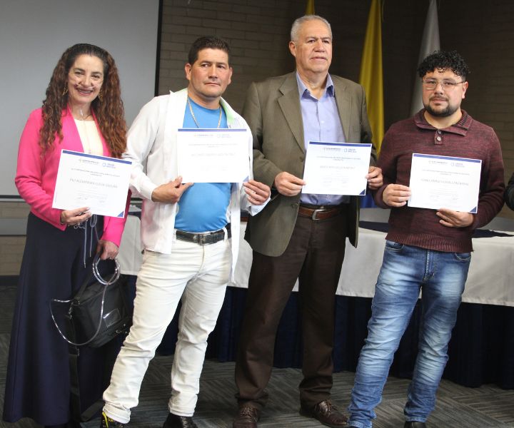Cuatro líderes posando con certificado de diplomado
