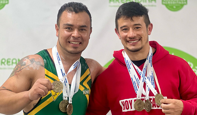 Duban Andrey Torres y Doyler Eustoquio Sánchez enseñando medalla