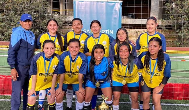 Equipo posando con uniforme amarillo