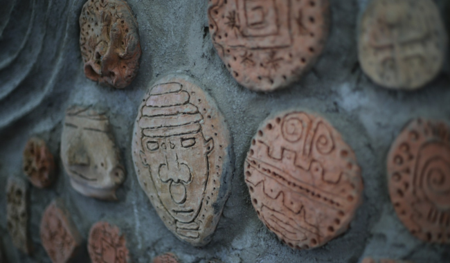 Figuras de arte rupestre en proceso durante el proceso de construcción del mural.