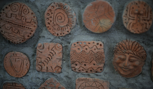 Arte rupestre en proceso durante el mural.