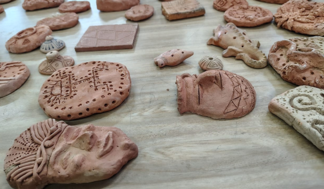 Arte rupestre en proceso durante el mural.