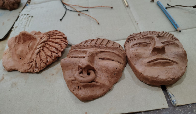 Arte rupestre en proceso durante el mural.