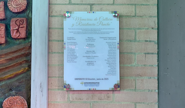 Placa de agradecimientos ubicada al lado del mural.