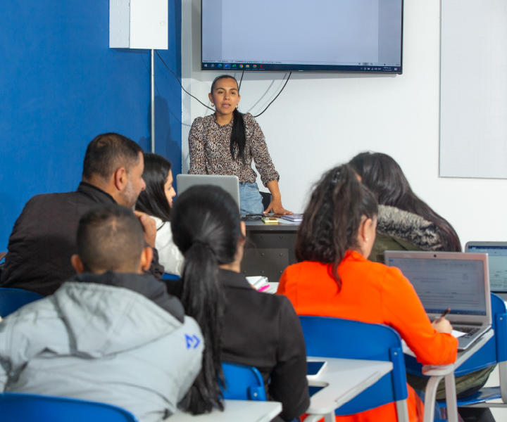 profesora dictando clase en un salón
