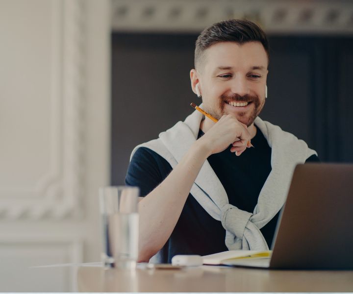 estudiante con computador portátil